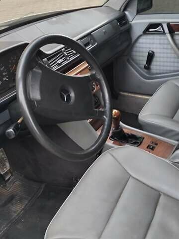 Сірий Мерседес Е-Клас, об'ємом двигуна 2 л та пробігом 400 тис. км за 2450 $, фото 22 на Automoto.ua