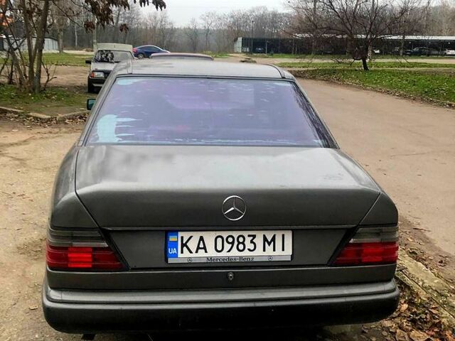 Серый Мерседес Е-Класс, объемом двигателя 2.3 л и пробегом 350 тыс. км за 1350 $, фото 1 на Automoto.ua