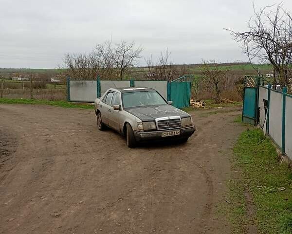 Серый Мерседес Е-Класс, объемом двигателя 2 л и пробегом 200 тыс. км за 700 $, фото 1 на Automoto.ua