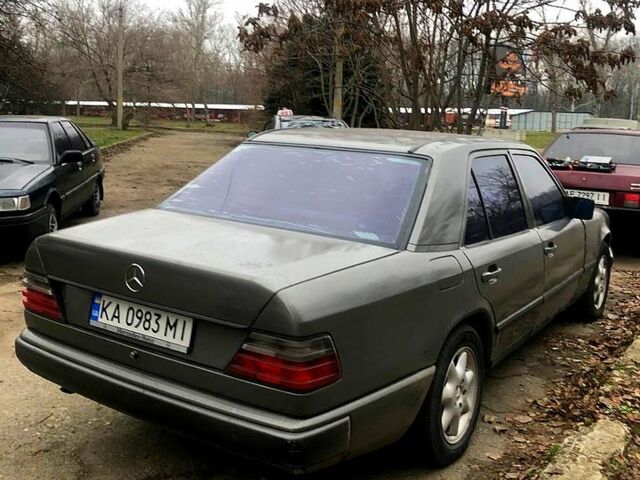 Серый Мерседес Е-Класс, объемом двигателя 2.3 л и пробегом 350 тыс. км за 1350 $, фото 3 на Automoto.ua