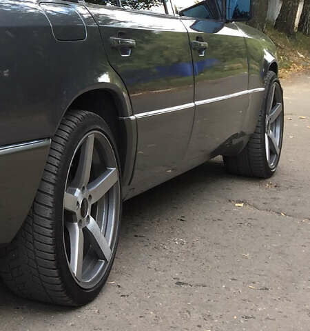 Серый Мерседес Е-Класс, объемом двигателя 3 л и пробегом 407 тыс. км за 4500 $, фото 17 на Automoto.ua