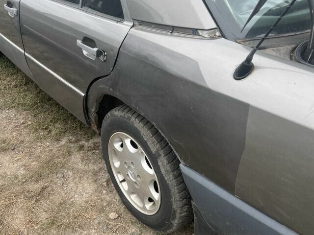 Серый Мерседес Е-Класс, объемом двигателя 2.6 л и пробегом 300 тыс. км за 1800 $, фото 6 на Automoto.ua