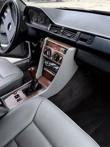 Сірий Мерседес Е-Клас, об'ємом двигуна 2 л та пробігом 400 тис. км за 2450 $, фото 27 на Automoto.ua