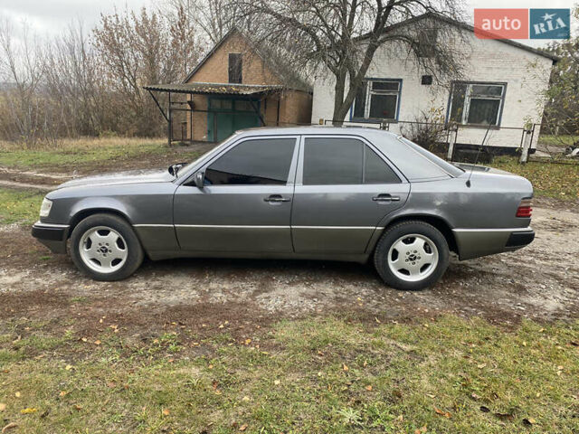 Серый Мерседес Е-Класс, объемом двигателя 3 л и пробегом 407 тыс. км за 4500 $, фото 1 на Automoto.ua