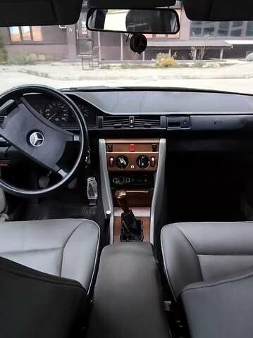 Сірий Мерседес Е-Клас, об'ємом двигуна 2 л та пробігом 400 тис. км за 2450 $, фото 25 на Automoto.ua