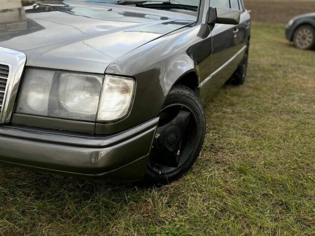 Сірий Мерседес Е-Клас, об'ємом двигуна 3 л та пробігом 500 тис. км за 1750 $, фото 3 на Automoto.ua