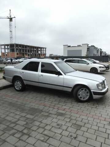 Сірий Мерседес Е-Клас, об'ємом двигуна 2 л та пробігом 400 тис. км за 2450 $, фото 3 на Automoto.ua