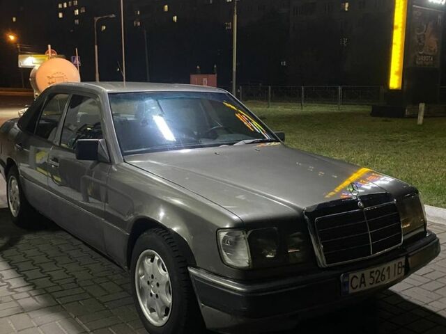 Серый Мерседес Е-Класс, объемом двигателя 2.6 л и пробегом 300 тыс. км за 1800 $, фото 1 на Automoto.ua