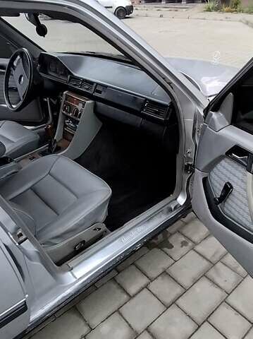 Сірий Мерседес Е-Клас, об'ємом двигуна 2 л та пробігом 400 тис. км за 2450 $, фото 26 на Automoto.ua