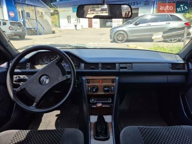 Сірий Мерседес Е-Клас, об'ємом двигуна 2 л та пробігом 270 тис. км за 2800 $, фото 2 на Automoto.ua