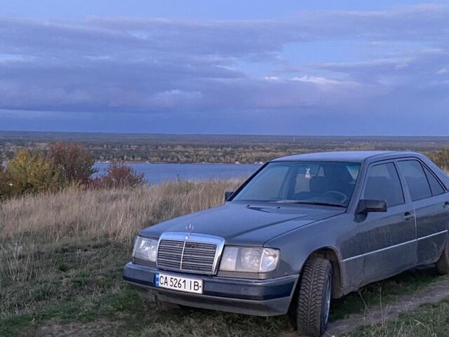 Серый Мерседес Е-Класс, объемом двигателя 2.6 л и пробегом 300 тыс. км за 1800 $, фото 2 на Automoto.ua