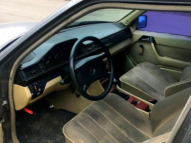 Серый Мерседес Е-Класс, объемом двигателя 2.3 л и пробегом 350 тыс. км за 1350 $, фото 4 на Automoto.ua