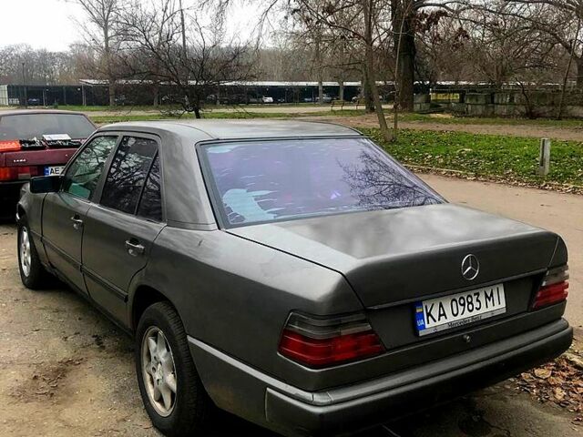 Серый Мерседес Е-Класс, объемом двигателя 2.3 л и пробегом 350 тыс. км за 1350 $, фото 2 на Automoto.ua