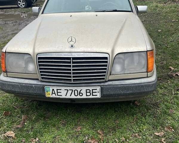 Серый Мерседес Е-Класс, объемом двигателя 2.6 л и пробегом 400 тыс. км за 1500 $, фото 8 на Automoto.ua