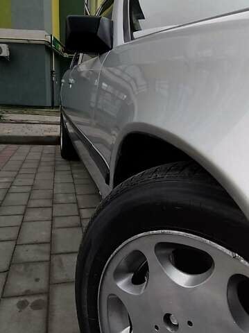 Сірий Мерседес Е-Клас, об'ємом двигуна 2 л та пробігом 400 тис. км за 2450 $, фото 13 на Automoto.ua