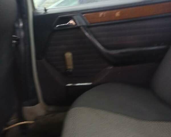 Мерседес Е-Класс 1988 в Борисполе на Automoto.ua Серый Мерседес Е-Класс, объемом двигателя 2.3 л и пробегом 270 тыс. км за 2500 $, фото 16 на Automoto.ua