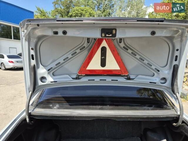 Сірий Мерседес Е-Клас, об'ємом двигуна 2 л та пробігом 270 тис. км за 2800 $, фото 5 на Automoto.ua