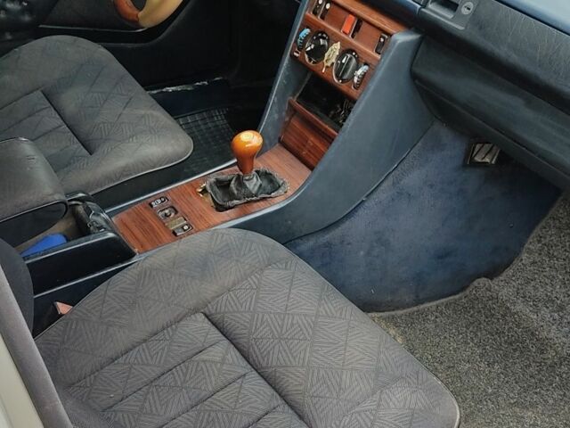 Мерседес Е-Клас 1989 у Хусте на Automoto.ua Сірий Мерседес Е-Клас, об'ємом двигуна 2 л та пробігом 252 тис. км за 1000 $, фото 4 на Automoto.ua