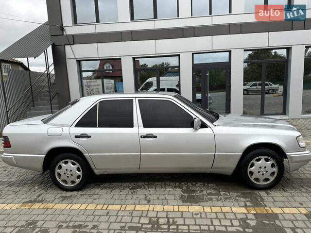 Серый Мерседес Е-Класс, объемом двигателя 2.3 л и пробегом 100 тыс. км за 2100 $, фото 1 на Automoto.ua