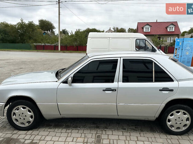 Серый Мерседес Е-Класс, объемом двигателя 2.3 л и пробегом 100 тыс. км за 2100 $, фото 2 на Automoto.ua