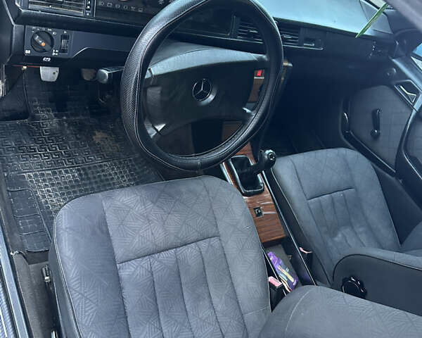 Серый Мерседес Е-Класс, объемом двигателя 2.3 л и пробегом 100 тыс. км за 2100 $, фото 4 на Automoto.ua