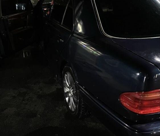 Сірий Мерседес Е-Клас, об'ємом двигуна 2.6 л та пробігом 450 тис. км за 2799 $, фото 3 на Automoto.ua