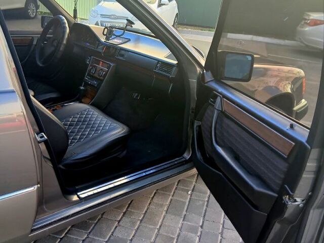 Серый Мерседес Е-Класс, объемом двигателя 2.3 л и пробегом 0 тыс. км за 3400 $, фото 2 на Automoto.ua