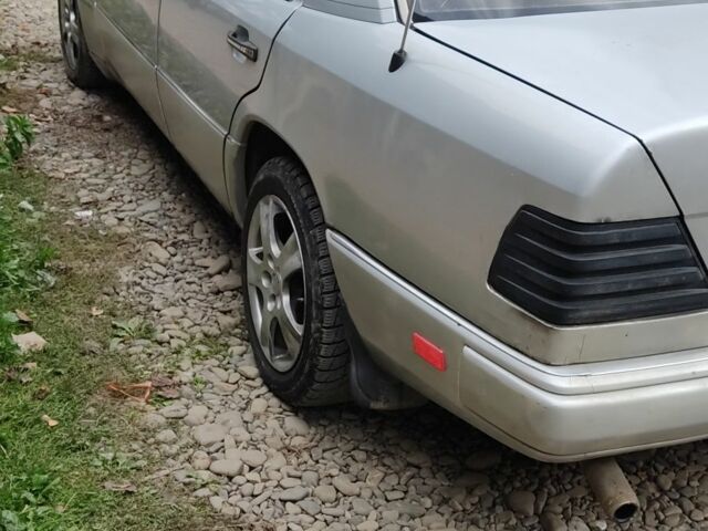 Мерседес Е-Клас 1989 у Хусте на Automoto.ua Сірий Мерседес Е-Клас, об'ємом двигуна 2 л та пробігом 252 тис. км за 1000 $, фото 3 на Automoto.ua