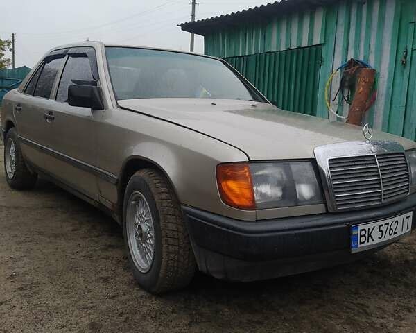 Серый Мерседес Е-Класс, объемом двигателя 2.3 л и пробегом 279 тыс. км за 4000 $, фото 2 на Automoto.ua