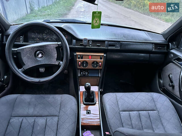 Серый Мерседес Е-Класс, объемом двигателя 2.3 л и пробегом 100 тыс. км за 2100 $, фото 5 на Automoto.ua