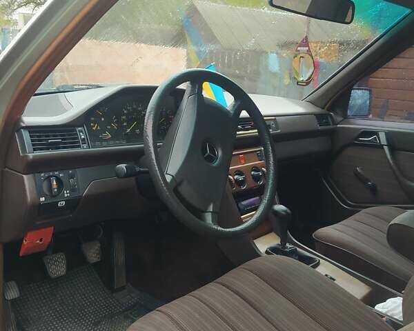 Серый Мерседес Е-Класс, объемом двигателя 2.3 л и пробегом 279 тыс. км за 4000 $, фото 1 на Automoto.ua