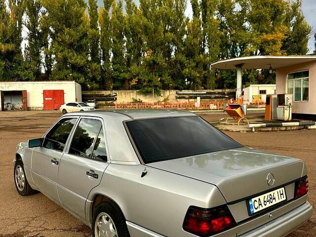 Мерседес Е-Клас 1989 у Черкасах на Automoto.ua Сірий Мерседес Е-Клас, об'ємом двигуна 2.3 л та пробігом 0 тис. км за 2000 $, фото 4 на Automoto.ua