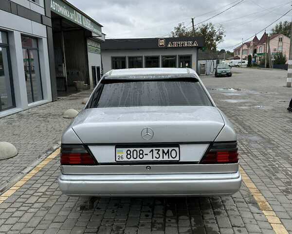 Серый Мерседес Е-Класс, объемом двигателя 2.3 л и пробегом 100 тыс. км за 2100 $, фото 3 на Automoto.ua