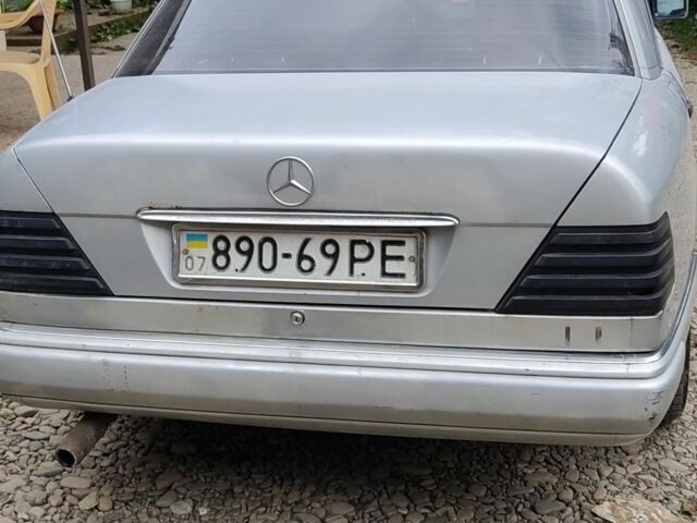 Мерседес Е-Клас 1989 у Хусте на Automoto.ua Сірий Мерседес Е-Клас, об'ємом двигуна 2 л та пробігом 252 тис. км за 1000 $, фото 1 на Automoto.ua