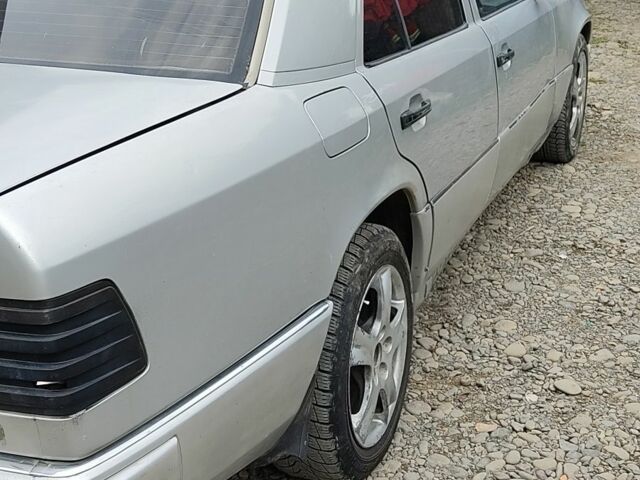 Мерседес Е-Клас 1989 у Хусте на Automoto.ua Сірий Мерседес Е-Клас, об'ємом двигуна 2 л та пробігом 252 тис. км за 1000 $, фото 2 на Automoto.ua