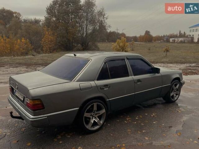 Серый Мерседес Е-Класс, объемом двигателя 2.6 л и пробегом 333 тыс. км за 2350 $, фото 5 на Automoto.ua