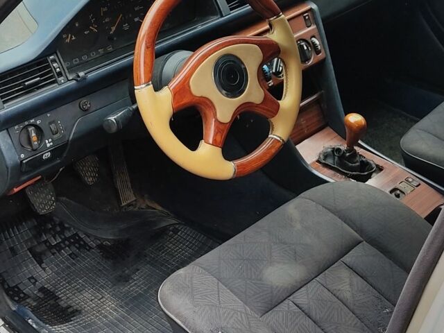 Мерседес Е-Клас 1989 у Хусте на Automoto.ua Сірий Мерседес Е-Клас, об'ємом двигуна 2 л та пробігом 252 тис. км за 1000 $, фото 5 на Automoto.ua