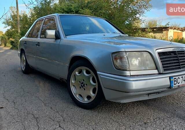 Мерседес Е-Класс 1990 в Жидачов на Automoto.ua Серый Мерседес Е-Класс, объемом двигателя 2 л и пробегом 365 тыс. км за 2300 $, фото 5 на Automoto.ua