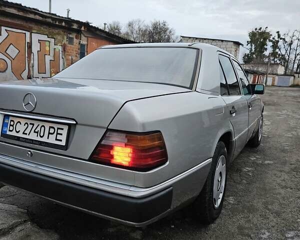 Серый Мерседес Е-Класс, объемом двигателя 2.3 л и пробегом 405 тыс. км за 1950 $, фото 6 на Automoto.ua