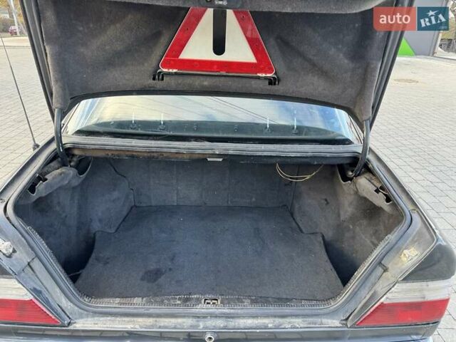 Мерседес Е-Класс 1990 в Косове на Automoto.ua Серый Мерседес Е-Класс, объемом двигателя 2.3 л и пробегом 300 тыс. км за 1450 $, фото 7 на Automoto.ua