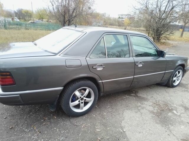 Сірий Мерседес Е-Клас, об'ємом двигуна 2.3 л та пробігом 486 тис. км за 2300 $, фото 4 на Automoto.ua