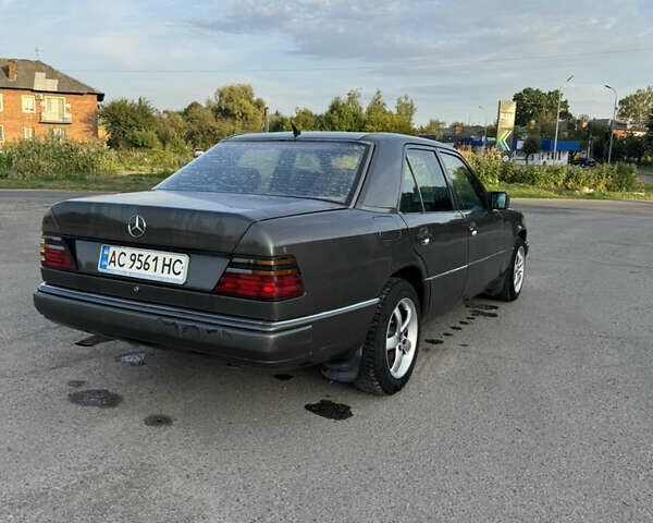 Серый Мерседес Е-Класс, объемом двигателя 2.3 л и пробегом 300 тыс. км за 2150 $, фото 6 на Automoto.ua