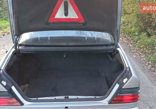 Мерседес Е-Класс 1990 в Жидачов на Automoto.ua Серый Мерседес Е-Класс, объемом двигателя 2 л и пробегом 365 тыс. км за 2300 $, фото 3 на Automoto.ua