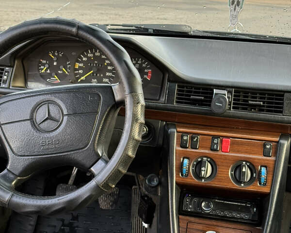 Серый Мерседес Е-Класс, объемом двигателя 2.3 л и пробегом 300 тыс. км за 2150 $, фото 17 на Automoto.ua
