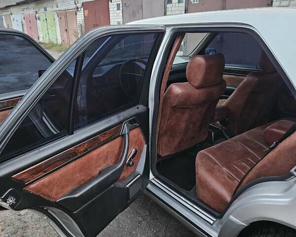 Серый Мерседес Е-Класс, объемом двигателя 2.3 л и пробегом 405 тыс. км за 1950 $, фото 10 на Automoto.ua