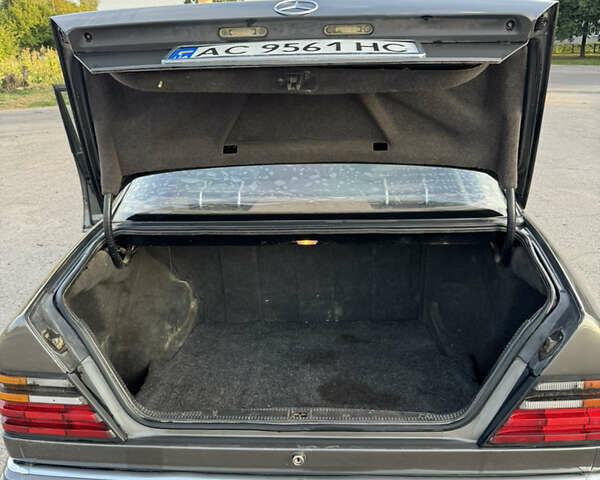 Серый Мерседес Е-Класс, объемом двигателя 2.3 л и пробегом 300 тыс. км за 2150 $, фото 18 на Automoto.ua