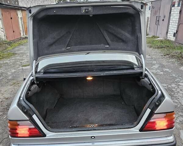 Серый Мерседес Е-Класс, объемом двигателя 2.3 л и пробегом 405 тыс. км за 1950 $, фото 16 на Automoto.ua