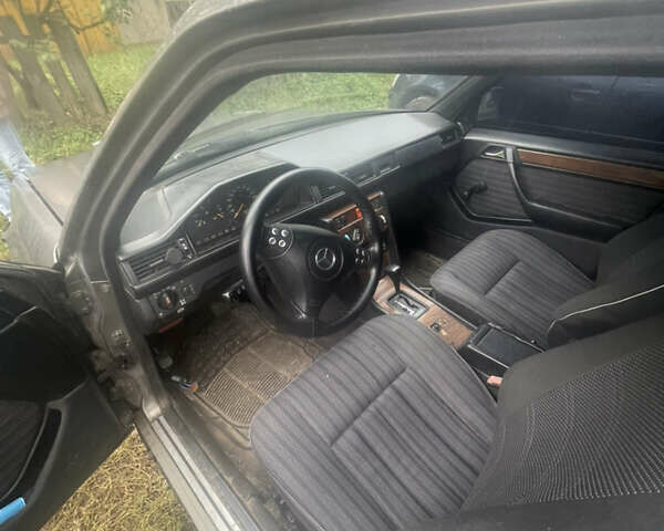 Серый Мерседес Е-Класс, объемом двигателя 2.6 л и пробегом 318 тыс. км за 1800 $, фото 7 на Automoto.ua