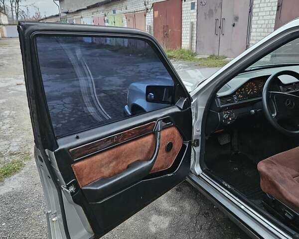 Серый Мерседес Е-Класс, объемом двигателя 2.3 л и пробегом 405 тыс. км за 1950 $, фото 11 на Automoto.ua