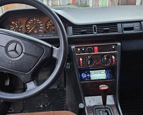 Серый Мерседес Е-Класс, объемом двигателя 2.3 л и пробегом 405 тыс. км за 1950 $, фото 13 на Automoto.ua